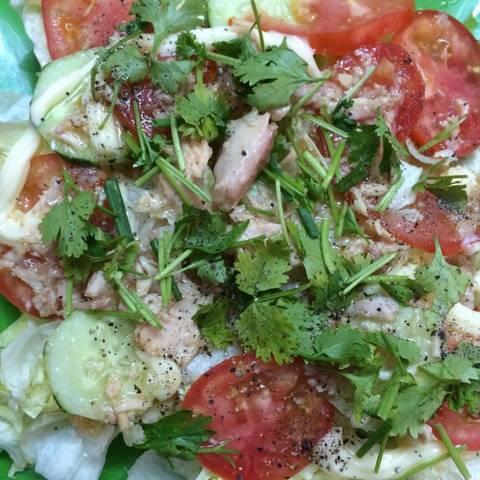 Cách làm salad cá ngừ trộn