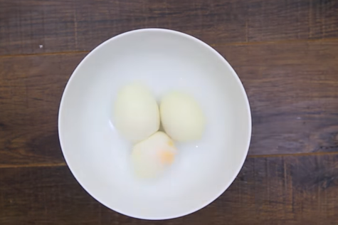 Salad cá ngừ từ đồ hộp nhẹ nhàng, thanh mát ăn hoài không chán