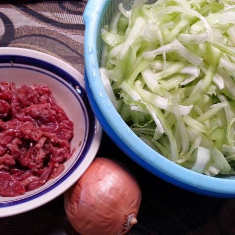 Cách làm salad cần tây trộn thịt bò