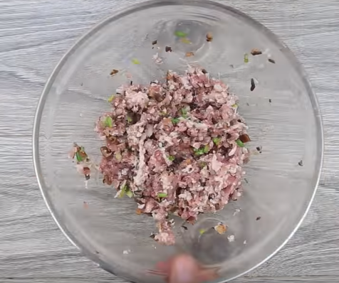 Salad cần tây và hạt óc chó giúp bạn giảm cân