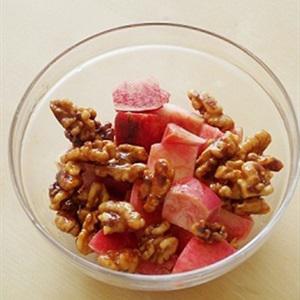 Cách làm salad đào với hạt hồ đào