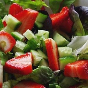 Cách làm salad dâu