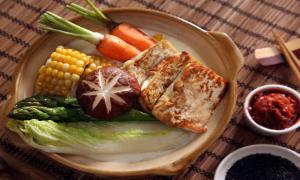 Salad đậu bắp thịt gà áp chảo bổ dưỡng