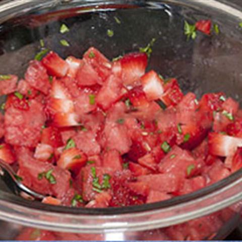 Cách làm salad dưa hấu dâu tây