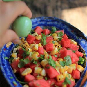 Cách làm salad dưa hấu trộn bắp