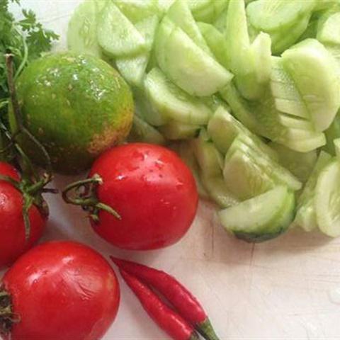 Cách làm salad dưa leo trộn cà chua
