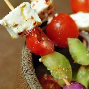 Cách làm salad Feta Kabobs xiên que