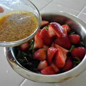 Cách làm salad gà dâu tây