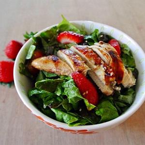 Cách làm salad gà dâu tây