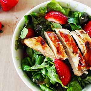 Cách làm salad gà dâu tây