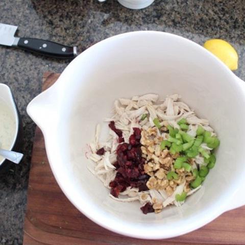 Cách làm salad gà kẹp sanwich