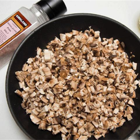 Cách làm salad gà nấm đậu Hà Lan