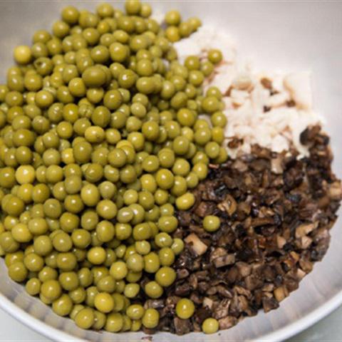 Cách làm salad gà nấm đậu Hà Lan