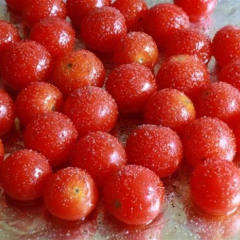 Cách làm salad gà nướng cà chua bi