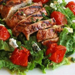 Cách làm salad gà nướng cà chua bi