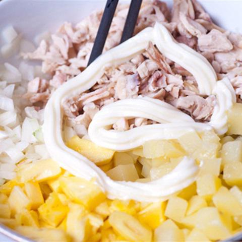 Cách làm salad gà thơm và khoai tây