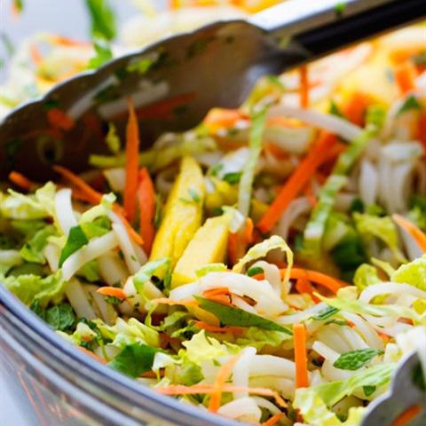 Cách làm salad gà xoài