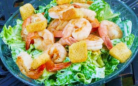 Salad Hoàng Đế với tôm nướng chanh