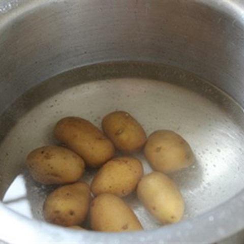 Cách làm salad khoai tây Giáng sinh