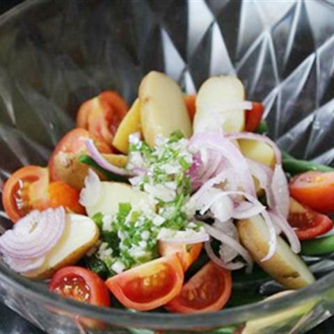 Cách làm salad khoai tây Giáng sinh