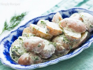 Salad khoai tây kem chua