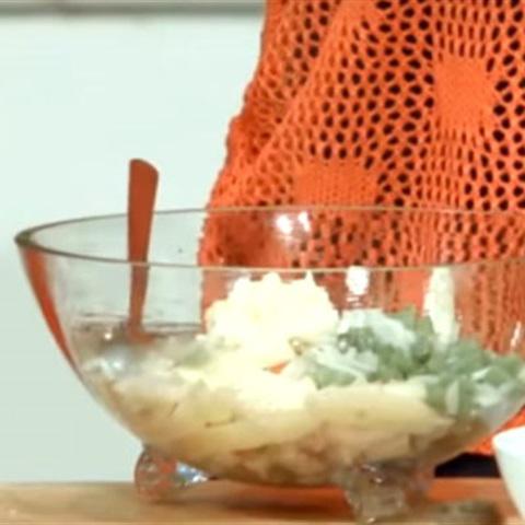 Cách làm salad khoai tây trộn