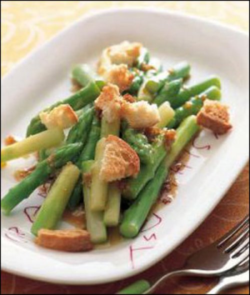 Salad măng tây và tỏi bằm