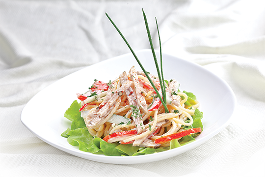Salad mì Ý với giò thủ