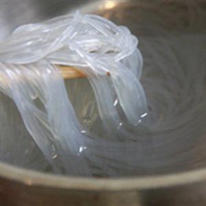 Cách làm salad miến tôm kiểu Thái