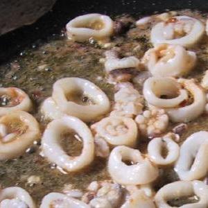 Cách làm salad mực trộn rau