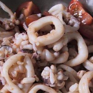 Cách làm salad mực trộn rau