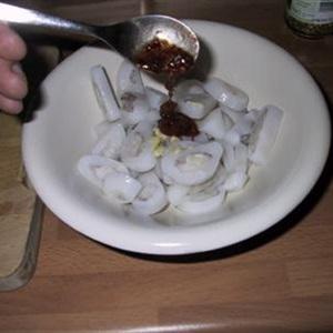 Cách làm salad mực trộn rau