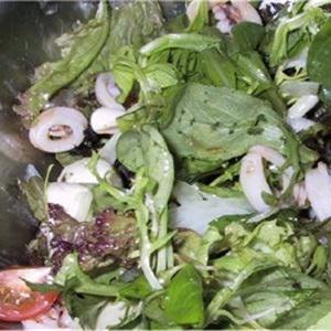 Cách làm salad mực trộn rau
