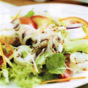 Cách làm salad mực trộn rau