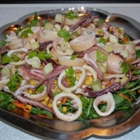Cách làm salad mực trộn