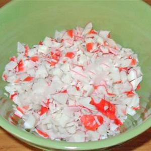 Cách làm salad Nga với cua và bắp hột