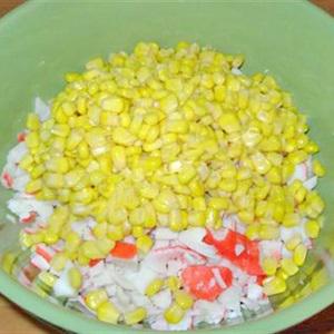 Cách làm salad Nga với cua và bắp hột
