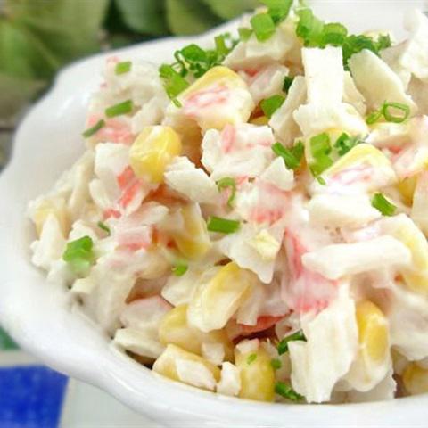 Cách làm salad Nga với cua và bắp hột