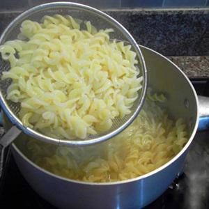 Cách làm salad nui trộn