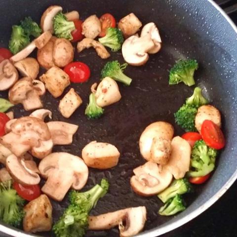 Cách làm salad pasta sắc màu