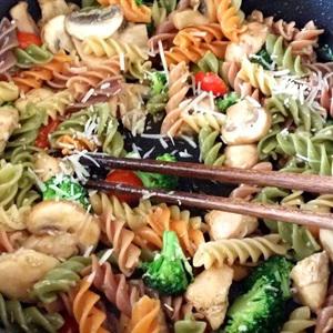 Cách làm salad pasta sắc màu