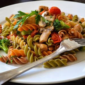 Cách làm salad pasta sắc màu