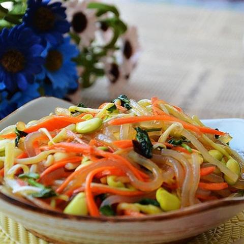 Cách làm salad rau mầm trộn bún