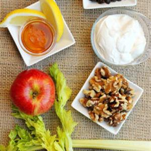 Cách làm salad táo mix hạt hồ đào