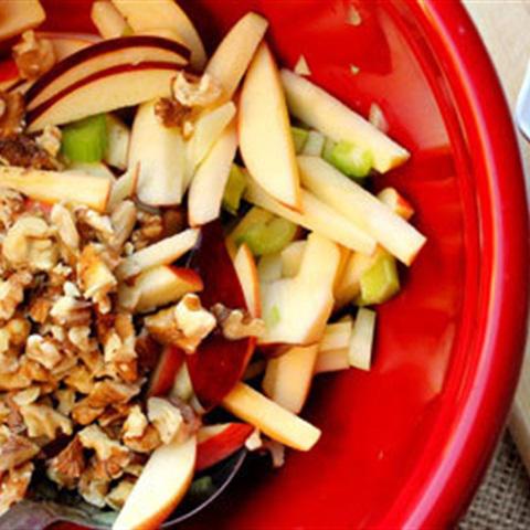 Cách làm salad táo mix hạt hồ đào