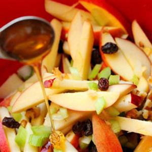 Cách làm salad táo mix hạt hồ đào