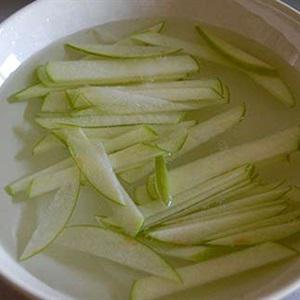 Cách làm salad táo và bắp cải tím