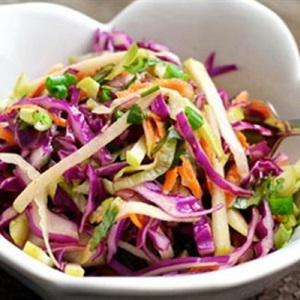 Cách làm salad táo và bắp cải tím