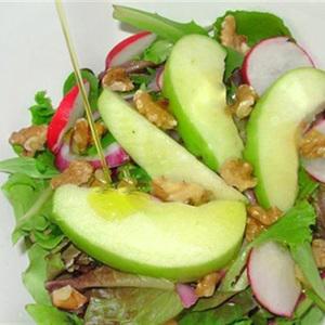 Cách làm salad táo xanh với củ cải