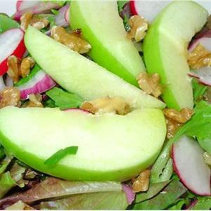 Cách làm salad táo xanh với củ cải